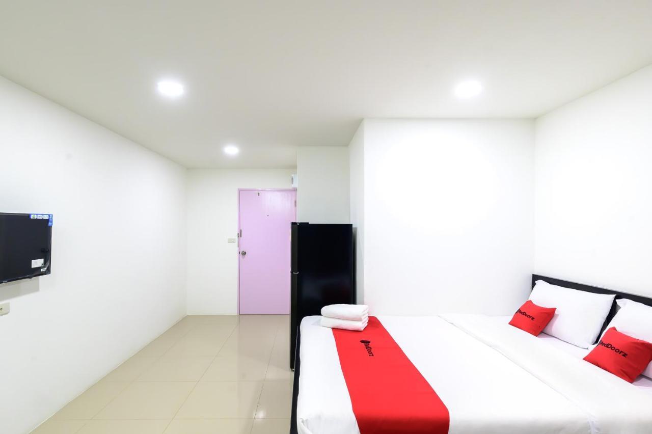 The Living Block Hotel Bangkok Buitenkant foto